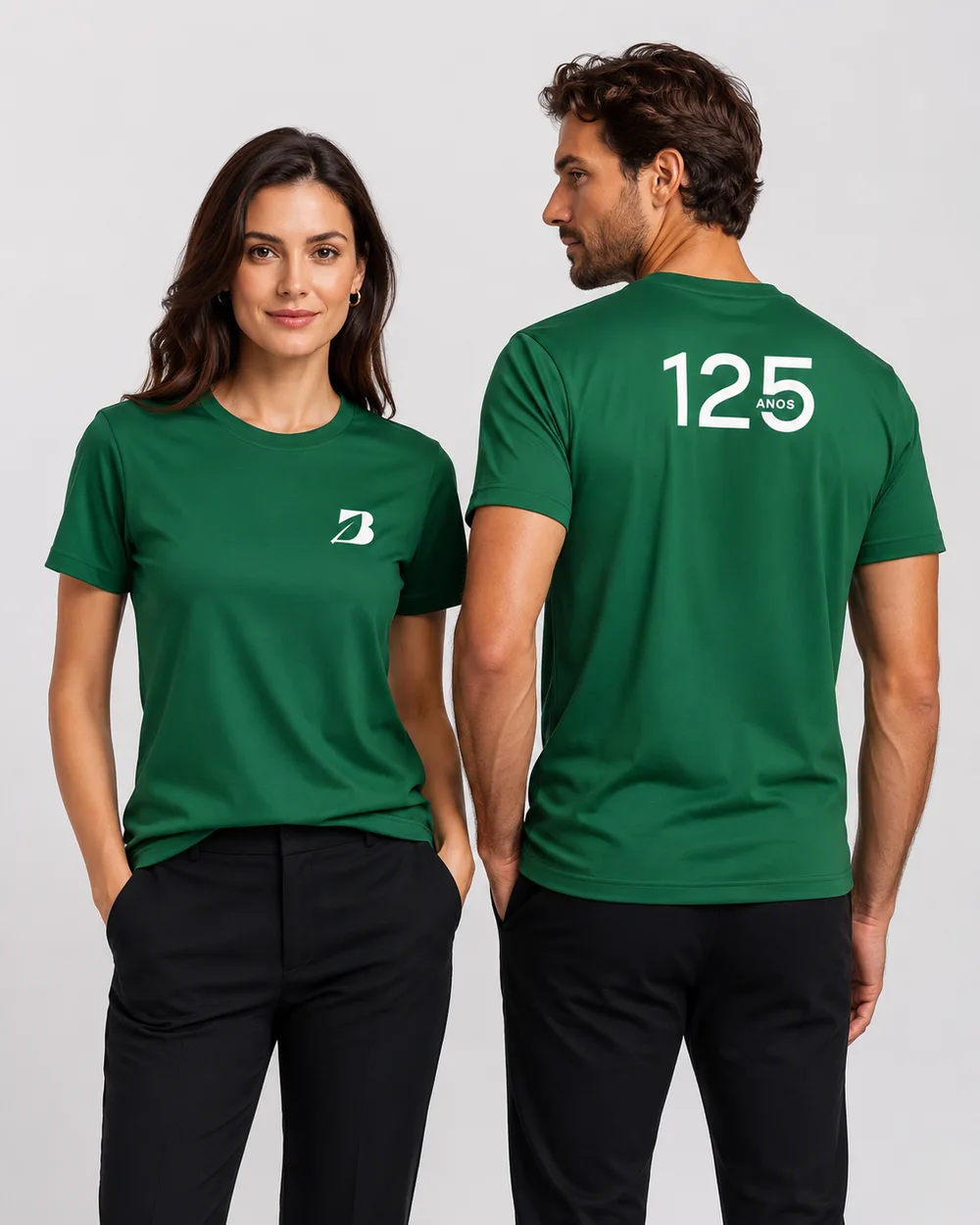 Dupla vestindo camiseta verde com logo no peito e numeração nas costas