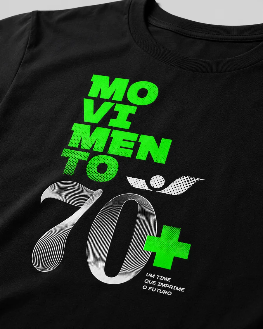 Close de estampa grande colorida aplicada em camiseta preta